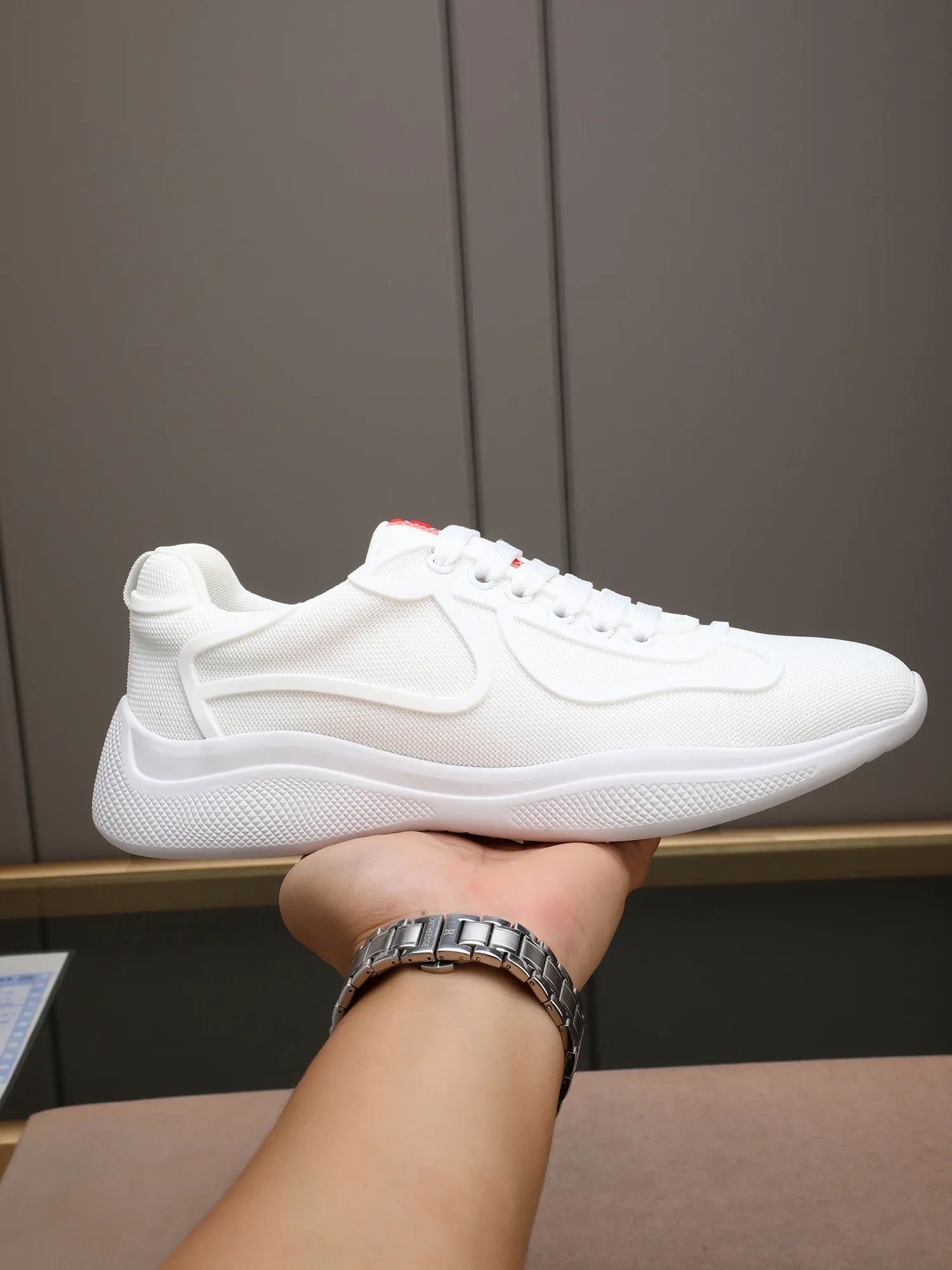 Men's shoes 💰400 PRADA/Prada men's lace-up casual sports shoes, the upper is made of imported rubber and breathable mesh. It is soft, comfortable and breathable. The tongue is decorated with the PRADA brand letter logo. The thick rubber sole echoes the red label tongue. The style is fashionable and elegant. The details are carefully crafted. A casual sports shoe with a super western style and excellent breathability!  Size: 38-44 (45 46 customized)